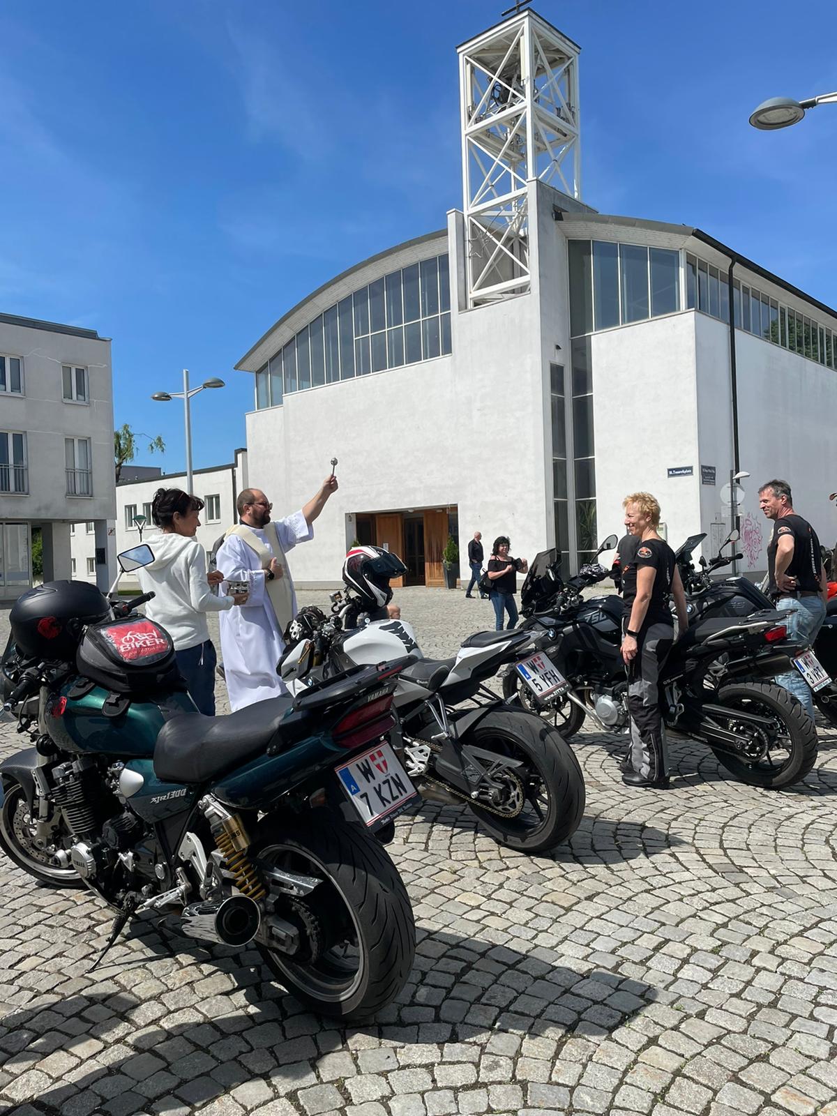 Motorradsegnung am Tesarekplatz